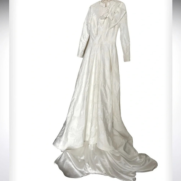 Vintage  Luxe Bow style Petals Modest Elegant A line Ivory wedding gown train - Picture 1 of 17